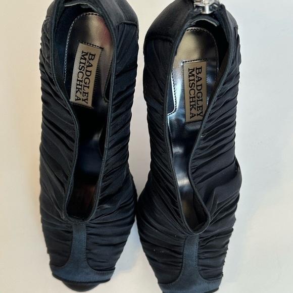 Badgley Mischka Elegant Black Satin Peep Toe Zipper Back 5” Heels Sz 10 - Picture 9 of 10